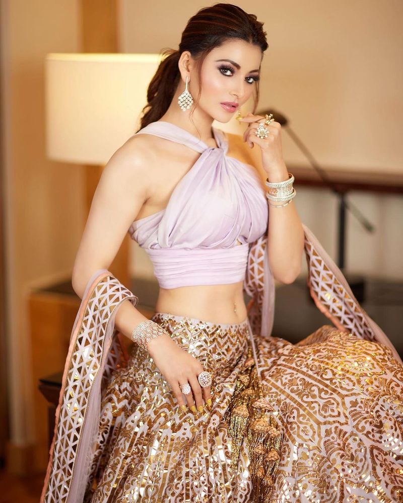 మరోవైపు సెక్సీ వీడియోలు, హాట్ హాట్ ఫోటో షూట్లతో నెటిజన్లకి కంటి మీద కునుకు లేకుండా చేస్తుంది.