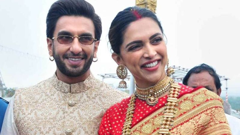 बता दें कि रणवीर-दीपिका ने नवंबर 2018 में शादी की थी। दोनों की शादी इटली में एक प्रायवेट सेरेमनी में हुई थी। इस शादी में परिवारवालें और कुछ खास दोस्त ही शामिल हुए थे। हालांकि, दोनों ने बाद फिल्म इंडस्ट्री के दोस्तों के लिए लैविश पार्टी दी थी। 