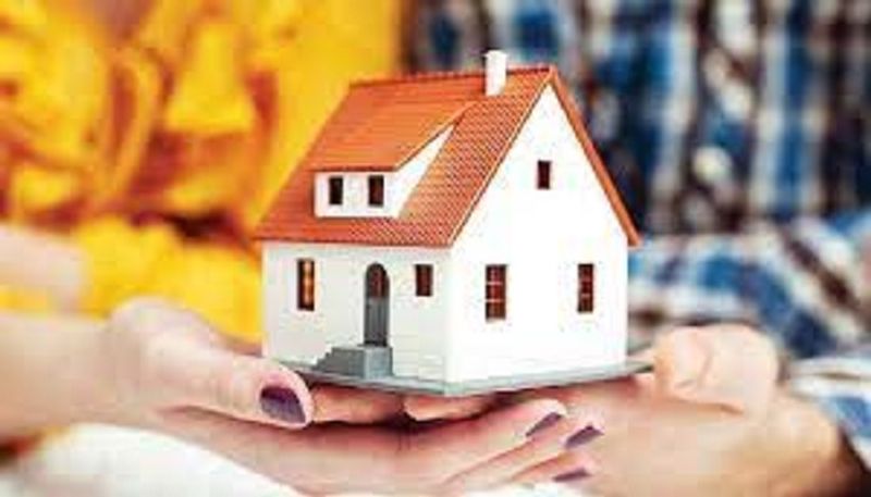  ఎల్ఐసీ హోమ్ లోన్స్ పై వడ్డీ రేటు సిబిల్ స్కోరు ప్రాతిపదికన మారుతుందని గమనించాలి. అలాగే తీసుకున్న రుణాన్ని 30 ఏళ్ల లోపు చెల్లించొచ్చు. ప్రస్తుతం దేశీయ అతిపెద్ద బ్యాంక్ స్టేట్ బ్యాంక్ ఆఫ్ ఇండియా ఎస్బిఐ హోమ్ లోన్స్పై 6.65 శాతం నుంచి వడ్డీ రేటును వసూలు చేస్తోంది.
