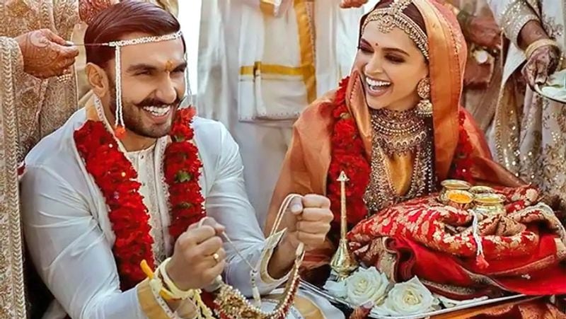 शादी की एक रस्म के दौरान ठहाका लगाकर हंसते दीपिका और रणवीर सिंह।