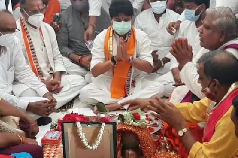 सोमवार को सिंधिया मंदसौर के पशुपति नाथ मंदिर में दर्शन करने के लिए पहुंचे हुए थे। जहां उन्होंने आगर-मालवा के क्षेत्र में अपने समर्थकों से मिले। नीमच और मंदसौर में भी उन्होंने बीजेपी कार्यकर्ताओं और नेताओं से मुलाकात की है। हालांकि इस दौरान कांग्रेस कार्यकर्ताओं ने उनका विरोध करते हुए काले झंडे भी दिखाए।
