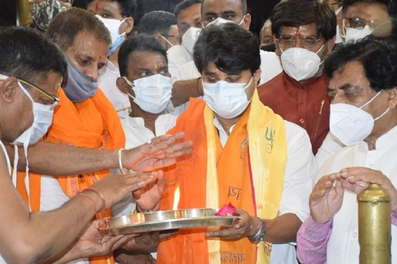 पत्रकारों ने जब सिंधिया से पूछा कि इस बार तो आपका मंत्री बनन लगभग पक्का हो गया है तो सिंधिया ने कहा कि मैं सिर्फ बीजेपी का एक साधारण सा कार्यकर्ता हूं, सेवाभाव के आधार पर काम कर रहा हूं। मुझे पार्टी जो काम देती है उसे में पूरी जिम्मेदारी से निभाता हूं। मैं मालवा में मंत्रि पद के लिए पशुपति भगवान और महाकाल से आर्शीवाद लेने नहीं आया हूं। अपने क्षेत्र की जनता की भलाई के लिए उनसे मिलने के लिए यहां आया हूं।