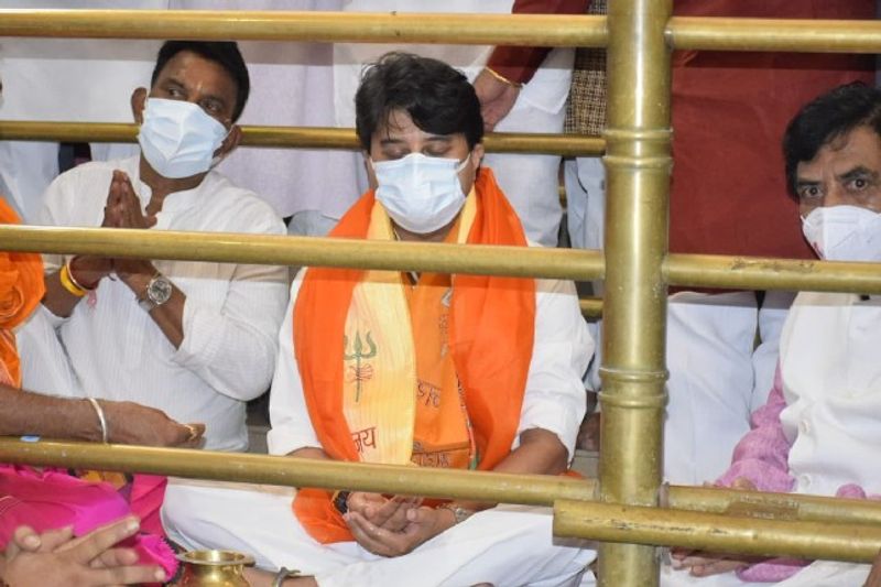 মধ্যপ্রদেশ
কংগ্রেস থেকে আসা জ্যোতিরাদিত্য সিন্ধিয়ার বিজেপি-তে যোগদানের পূর্বশর্তই ছিল কেন্দ্রীয় মন্ত্রিত্ব। এতদিনে তিনি তা পেতে চলেছেন। এই রাজ্য মন্ত্রী হতে পারেন বিজেপি নেতা রাকেশ সিং-ও।