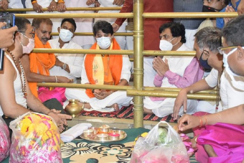 दरअसल, पिछले दो दिन से ज्योतिरादित्य सिंधिया मध्य प्रदेश के मालवा के दौरे पर आए हुए हैं। लेकिन केंद्रीय मंत्रिमंडल के विस्तार और उनके शामिल होने की सुगबुगाहट के बीच उनका यह दौरा रद्द हो गया। वह बीच में ही अपने सारे कार्यक्रम छोड़ दिल्ली निकलने वाले हैं। बताया जाता है कि मंगलवार दोपहर साढ़े तीन बजे की फ्लाइट से इंदौर से दिल्ली के लिए रवाना हो जाएंगे