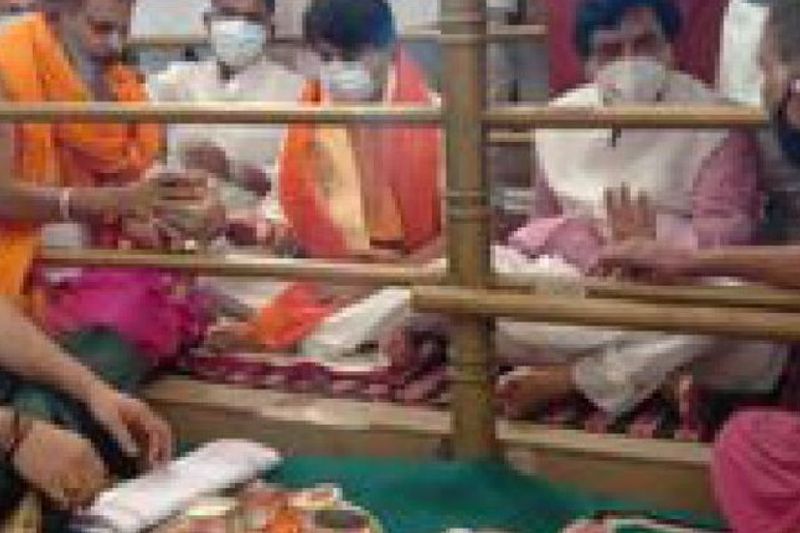 सियासी गलियारों में चर्चा होने लगी है कि सिंधिया को अपने पिता कि तरह रेलवे की कमान मिल सकती गै। या फिर उनको शहरी विकास या मानव संसाधन जैसे अहम मंत्रालय की जिम्मेदारी दी जा सकती है। बता दें कि वह कांग्रेस की मनमोहन सरकार में दो बार कैबिनेट मंत्री रह चुके हैं। 