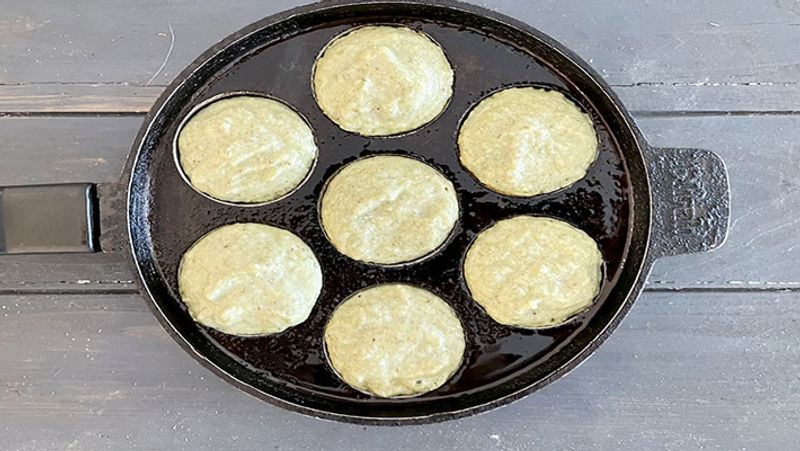 स्टेप- 2
तैयार घोल में फ्रूट सॉल्ट या ईनो डालकर अच्छे से मिला दें। अब वडों का मिश्रण तैयार है। लेकिन इसे तेल में तलने की जगह अप्पे के पैन में डालना है।