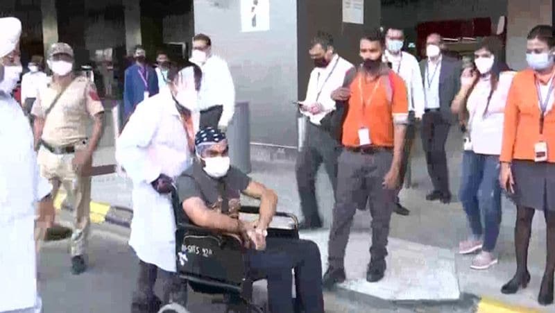 मेदांता में भर्ती
अर्शदीप दिल्ली एयरपोर्ट पर पहुंचा तो परिवार वालों के आंसू छलक आए। अब उन्हें गुरुग्राम के मेदांता हॉस्पिटल (Medanta Hospital in Gurugram) में भर्ती कराया गया है। परिवार वालों ने दोनों देशों की सरकारों को धन्यवाद कहा है। 