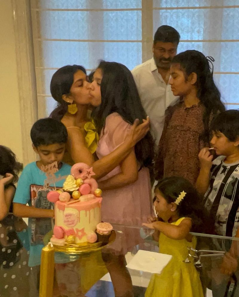 చిరంజీవి చిన్న కూతురు శ్రీజ కూతురు నివృతి. ఇంట్లోనే చాలా సింపుల్గా బర్త్ డే సెలబ్రేషన్ చేశారు. ఇందులో చిరంజీవి కూడా పాల్గొనడం విశేషం.