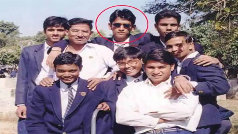 काले चश्मे में धोनी को पहचाने
महेंद्र सिंह धोनी का जन्म झारखंड के रांची में एक मीडिल क्लास राजपूत परिवार में हुआ। उनके पिता का नाम पान सिंह और देवकी देवी हैं। धोनी का क्रिकेटर बनने का सफर बिल्कुल आसान नहीं था, एक गरीब परिवार में जन्मे धोनी ने शुरुआती दिनों से ही काफी संघर्ष किया है। अपने स्कूल के दौरान धोनी कुछ इस तरह दिखते थे। 