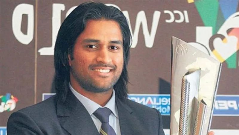 खेल के साथ लुक पर भी एक्सपेरीमेंट
इसके बाद तो धोनी अलग अलग लुक में अपने फैंस के दिलों पर राज करने लगे। लोगों को उनके खेल के साथ उनका स्टाइल भी बेहद पसंद आता था। 