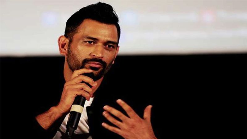 కొన్ని షోల కోసం దీపికా పదుకొనేతో కలిసి వెళ్లానని, ఆ తర్వాత ఇలాంటి రూమర్లు పుట్టుకొచ్చాయని ఆమెతో ప్రేమాయణం గురించి కొట్టిపాడేశాడు మహేంద్ర సింగ్ ధోనీ...