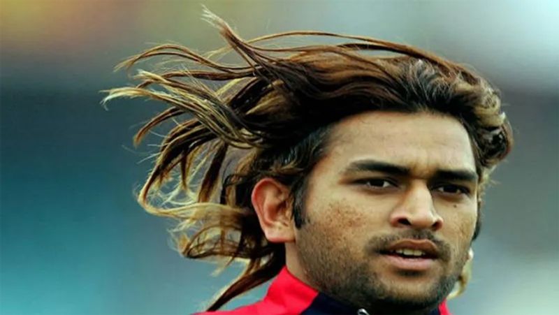 అయితే అప్పటిదాకా లాంగ్ హెయిర్తో ట్రెండ్ సెట్ చేసిన మహేంద్ర సింగ్ ధోనీ, షార్ట్ హెయిర్ స్టైల్లో మారడానికి దీపికా పదుకొనేనే కారణమంటారు చాలామంది... 