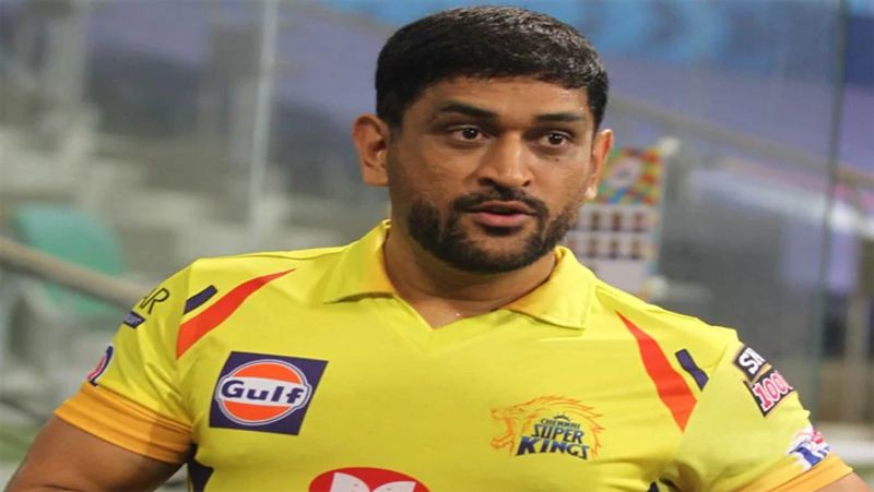 IPL2020 में फिर बदला लुक
आईपीएल के 13वें सीजन के पहले मैच मुंबई इंडियंस के खिलाफ चेन्नई सुपर किंग्स के मैच में सीएसके के कप्तान महेंद्र सिंह धोनी एक बार फिर अलग लुक में नजर आए। धोनी पर हाफ बीयर्ड लुक काफी अच्छा लग रहा था। मैच के टॉस से पहले ही Mahi ट्विटर पर ट्रेंड करने लगे थे। क्रिकेट से संन्यास के बाद ये उनका पहला मैच था।