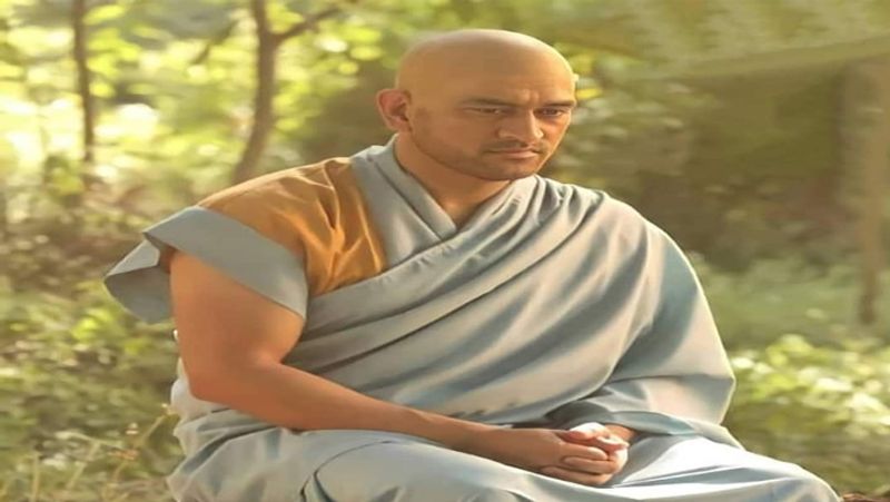 एड के लिए बौद्ध भिक्षु बने धोनी
आईपीएल 2021 के शुरू होने से पहले धोनी ने एक एड के लिए अपना सिर मुंडवा कर बौद्ध भिक्षु का अवतार लिया था। सोशल मीडिया पर उनका ये लुक बहुत वायरल हुआ था। हालांकि, ये सिर्फ एक एड के लिए उन्होंने लुक अपनाया था।