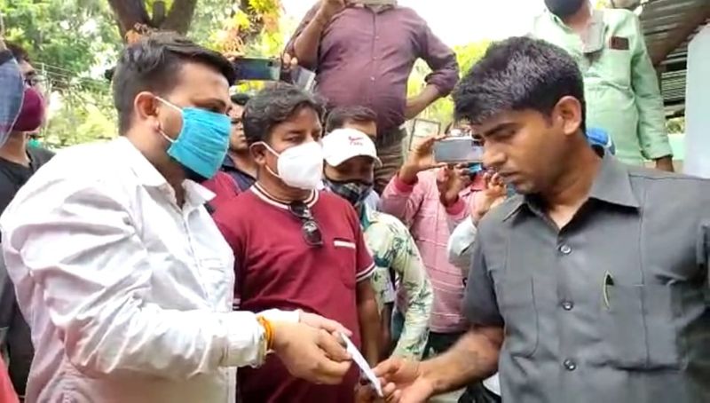 অবশ্য সাংসদ এদিন কার্যালয়ে ছিলেন না। তাঁর অবর্তমানে জ্যোতির্ময় মাহাতোর কার্যালয়ের নিরাপত্তারক্ষীর হাতেই টিকিটের মূল্য ৩৫২ টাকা ভর্তি খামটি তুলে দেওয়া হয়। সেইসঙ্গে, সাংসদকে উদ্দেশ্য করে লেখা একটি চিঠিও দিয়ে আসা হয়। ওই নিরাপত্তারক্ষীকেই বুঝিয়ে দেওয়া হয় এদিনের এই বিক্ষোভ কর্মসূচির কারণ।
