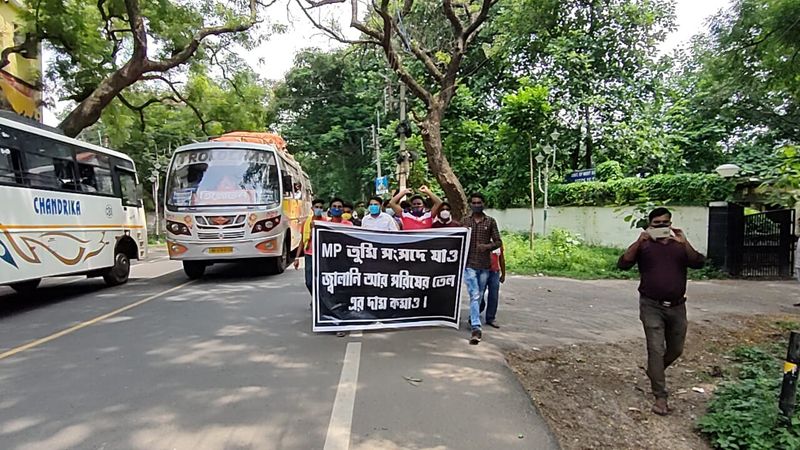 এদিন পুরুলিয়া শহরের রাঁচি রোড ধরে হাতে ব্যানার নিয়ে স্লোগান দিতে দিতে সাংসদ জ্যোতির্ময় সিং মাহাতোর কার্যালয়ে আসেন ওই যুবক-যুবতীরা। এই বিক্ষোভ-কর্মসূচির নেতৃত্ব দেন, স্থানীয় সমাজসেবী তুষার অবস্থি।
