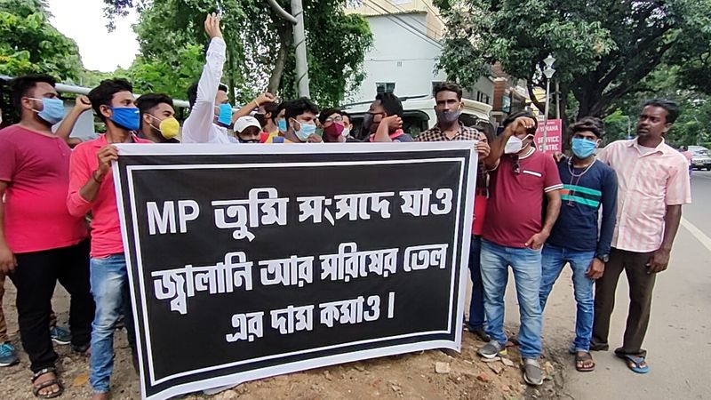 সাংসদকে না পেয়ে এরপর তাঁর কার্যালয়ের সামনেই দীর্ঘক্ষণ স্লোগান দিয়ে পেট্রোপণ্য এবং ভোজ্য তেলের মূল্য বৃদ্ধির বিরুদ্ধে প্রতিবাদ জানানো হয়। স্লোগান দেওয়া হয় - 'এমপি তুমি দিল্লি যাও, পেট্রোল গ্যাসের দাম কমাও - এমপি তুমি দিল্লি যাও সর্ষের তেলের দাম কমাও'।