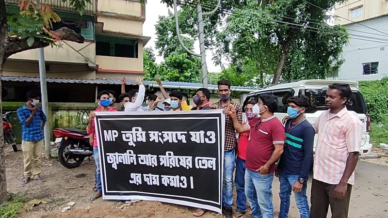 এদিন ওই ৩৫২ টাকা ভর্তি খামটি সাংসদের কার্যালয়ে পৌঁছে দেন ওই প্রতিবাদী যুবক-যুবতীরা। তাঁদের দাবি ওই টাকা দিয়ে ট্রেনের টিকিট কেটে সাংসদ জ্যোতির্ময় সিং মাহাতোকে, অবিলম্বে দিল্লি গিয়ে সংসদে পেট্রো-পণ্য ও ভোজ্য তেলের মূল্যবৃদ্ধিতে সাধারণ মানুষের নাজেহাল অবস্থার কথা তুলে ধরতে হবে।
