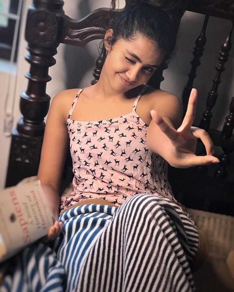 మరోవైపు తన సోదరుడిని డిస్టర్బ్ చేస్తూ ఓ వీడియోని షేర్ చేసింది. తన హ్యాపీనెస్ కోసం, బోర్ కొట్టినప్పుడు ఇలా చేస్తుందట అనుపమ.