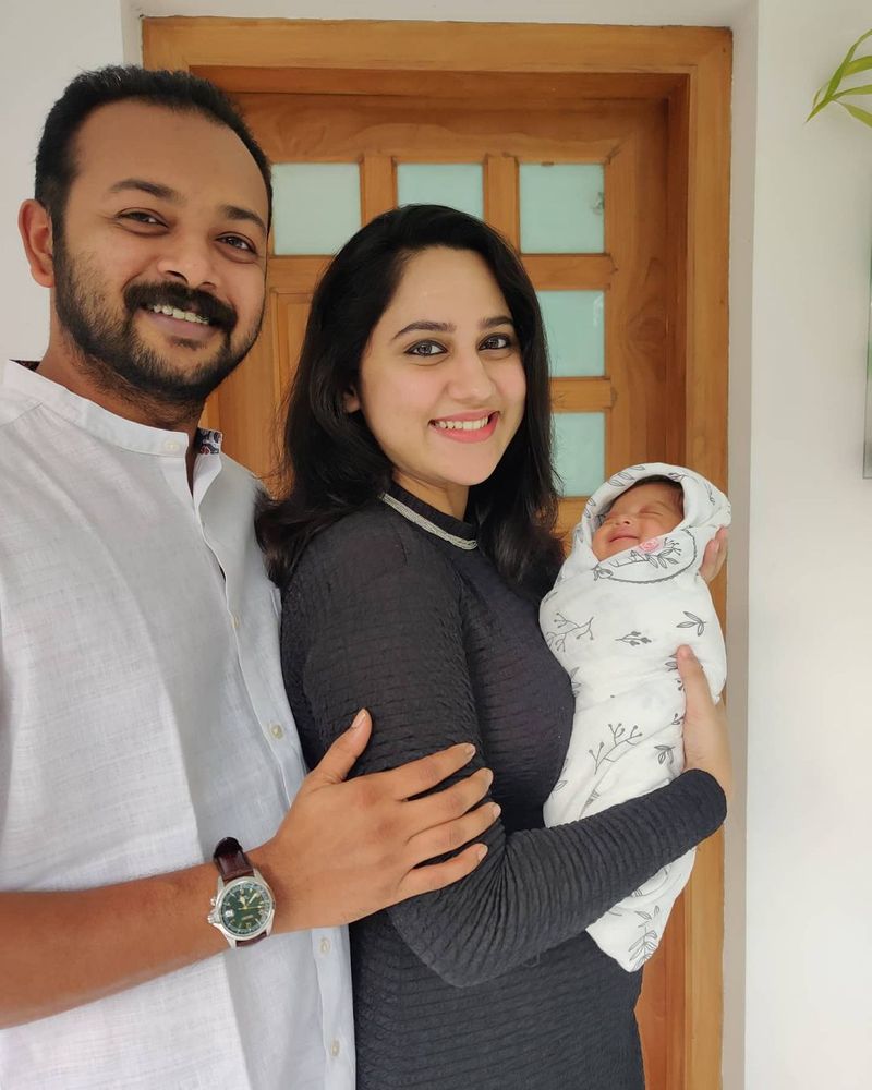 இன்ஸ்டாகிராம் பக்கத்தில் கணவர் மற்றும் குழந்தையுடன் இருக்கும் க்யூட்டான புகைப்படத்தை வெளியிட்டுள்ள மியா ஜார்ஜ், மகனுக்கு லூகா ஜோசப் பிலிப் என பெயர் சூட்டியுள்ளதையும் அறிவித்துள்ளார்.நடிகை மியா ஜார்ஜ் - அஷ்வின் ஃபிலிப் தம்பதிக்கு வாழ்த்துக்கள் குவிந்து வருகிறது. 