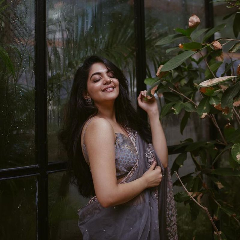 ഇത്രപെട്ടെന്ന് ഇങ്ങനെ ഒരു മാറ്റം തന്ന് ആരാധകരെ അമ്പരപ്പിച്ചിരിക്കുകയാണ് അഹാന ഇപ്പോൾ. ചിത്രം പങ്കുവച്ചതിനു പിന്നാലെ എങ്ങനെയാണ് ഭാരം കുറച്ചതെന്നത് ഒരു വീഡിയോയിലൂടെ പങ്കുവയ്ക്കാമോ എന്ന് ഒരാൾ കമന്റ് ചെയ്തിട്ടുണ്ട്.