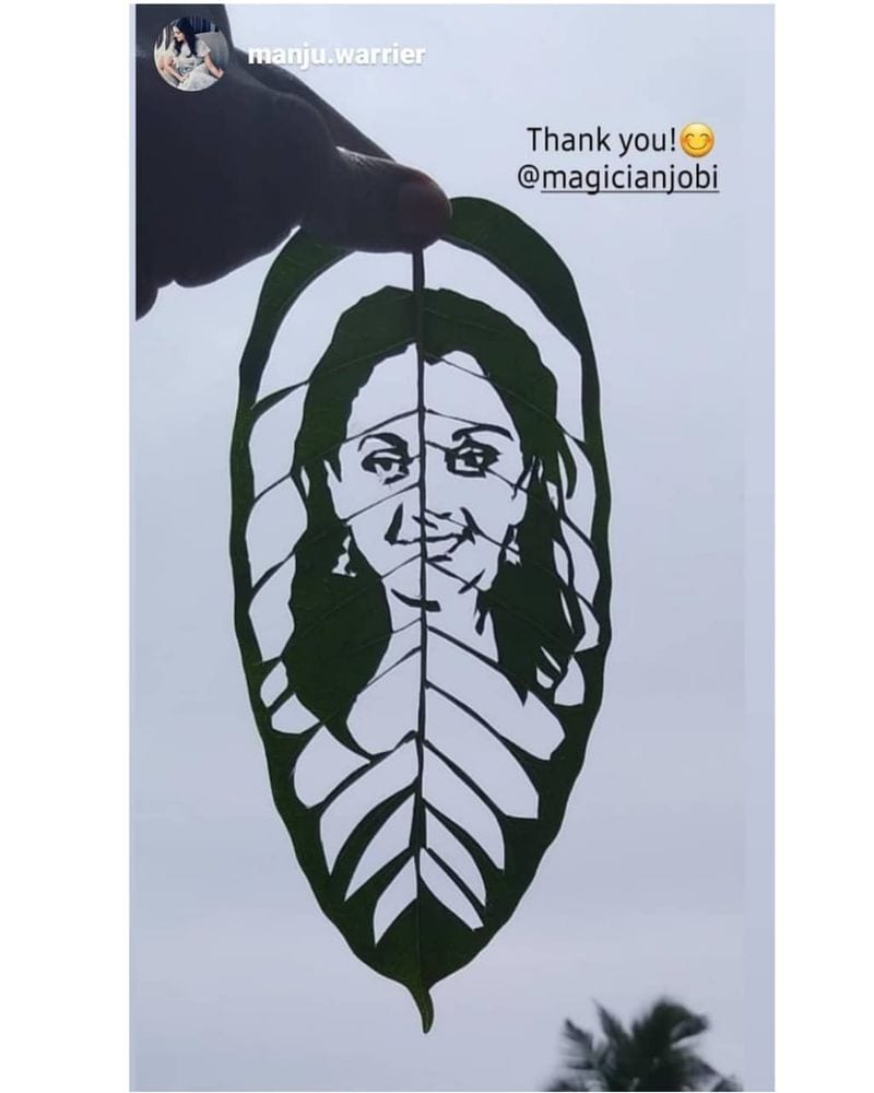 ജോബി ലാല് ഇലയില് തീര്ത്ത മഞ്ജു വാര്യരിന്റെ ചിത്രം. മഞ്ജു വാര്യര് തന്റെ ഫേസ്ബുക്ക് അക്കൌണ്ടില് പങ്കുവച്ച ചിത്രമാണിത് ലീഫ് ആര്ട്ട്.
കൊവിഡ് മഹാമാരിയുടെ രണ്ടാംവരവിന്റെ ഈ കാലത്ത്, എല്ലാവരും മാസ്ക് ധരിച്ചും സാനിറ്റൈസ് ചെയ്തും സാമൂഹ്യ അകലം പാലിച്ചും വാക്സിന് എടുത്തും പ്രതിരോധത്തിന് തയ്യാറാവണമെന്ന് ഏഷ്യാനെറ്റ് ന്യൂസ് അഭ്യര്ത്ഥിക്കുന്നു. ഒന്നിച്ച് നിന്നാല് നമുക്ക് ഈ മഹാമാരിയെ തോല്പ്പിക്കാനാവും. #BreakTheChain #ANCares #IndiaFightsCorona
