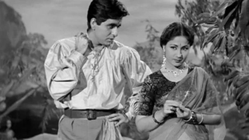वे देविका रानी के तर्कों से सहमत तो हो गए लेकिन उन्होंने इस पर विचार करने का वक्त मांगा। देविका रानी ने कहा कि ठीक है, विचार करके बताओ, लेकिन जल्दी बताना। फिर वे स्टूडियो में काम करने लगे लेकिन उनके दिमाग में दिलीप कुमार नाम ही चल रहा था। ऐसे में शशिधर मुखर्जी ने उनसे पूछ लिया कि किस सोच विचार में डूबे हो। उन्होंने पूरी बात शेयर की। तो शशिधर ने कहा- देविका ठीक कह रही है। और आखिरकार यूसुफ खान, दिलीप कुमार बनने को तैयार हो गए। और अमिय चक्रवर्ती के निर्देशन में फिल्म ज्वार भाटा की शूटिंग शुरू हो गई। 