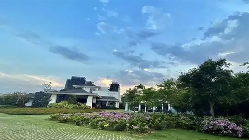 2017 में मिला सपनों का आशियाना
धोनी 2017 में अपने शानदार नए घर ‘कैलाशपति’ में शिफ्ट हो गए थे। उनका यह फार्म हाउस 7 एकड़ में फैला हुआ है। यह घर बीजेपी के प्रदेश ऑफिस के बिल्कुल पास में है। उन्हें साल 2009 में यह जमीन तोहफे के रूप में मिली थी। जहां उन्होंने ये आलीशान घर बनाया है। 