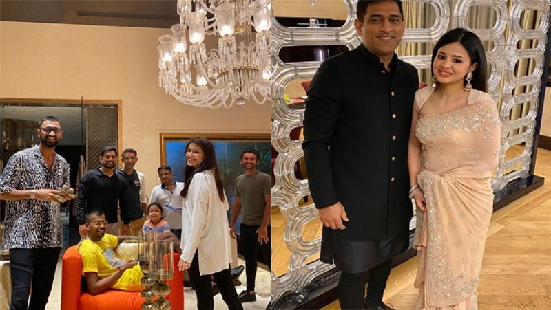 इंटीरियर देख खुली रह जाएगी आंखे
धोनी के घर का इंटीरियर किसी राजा- महाराजाओं के महल से कम नहीं है। उनके लिविंग हॉल में बेहद शानदार बड़े-बड़े झूमर लगे हैं। साथ ही महंगे और आरामदायक सोफे, बेशकीमती कालीन, और लग्जरी आर्ट पीसेज उनके घर की शोभा बढ़ाते हैं। 