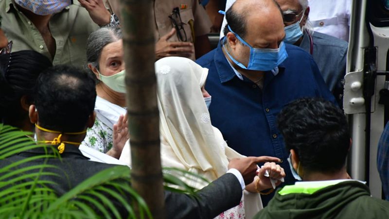 हिंदूजा अस्पताल के बाद गमगीन सायरा बानो को रिश्तेदार सराहा लेकर एम्बुलेंस में बैठाते नजर आए। 