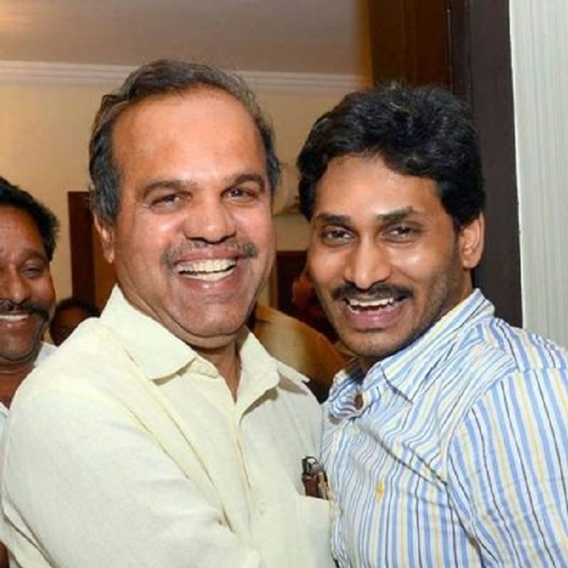పెద్ద ఎత్తున జరిగిన ప్రభుత్వ భూముల కుంభకోణంలో రియల్టర్లు, అధికారులు, కొంతమంది రాజకీయ నాయకుల ప్రమేయం ఉందని పేర్కొన్నారు. ఈ ఆరు పంచాయతీల పరిధిలోని ప్రభుత్వ భూములు రూ. వందల కోట్ల ఖరీదు చేసే అత్యంత విలువైనవని పేర్కొన్నారు.
ఈ భూముల్లో అక్రమ లే అవుట్లు వేసి ఇళ్ల స్థలాలను అమాయక ప్రజలకు విక్రయించారని వివరించారు. దీనివల్ల పెద్ద సంఖ్యలో పేద, మధ్య తరగతి కుటుంబాలకు చెందిన వారు ప్రభుత్వ భూములను కొనుగోలు చేసి మోసపోయారని వెల్లడించారు. ప్రభుత్వం పోరంబోకు భూములను లే అవుట్లుగా మార్చి ప్లాట్లు వేసి విక్రయించిన వ్యవహారంలో అధికారుల పాత్ర కూడా ఉందని స్పష్టం చేశారు. 