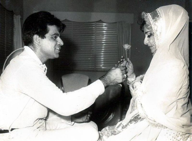 সেঞ্চুরির একেবারে দোরগোড়ায় এসেও শতক ছোঁয়া হল না দিলীপ কুমারের। বর্ষীয়ান অভিনেতার সাধের লাকি মার্সিডিজে আর ফেরা হল না বাড়িতে। কফিন বন্দি হয়েই শেষবারের মতো তার মৃতদেহ আনা হবে পালি হিলের বাড়িতে।