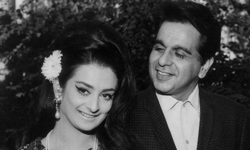 গতকালই স্ত্রী সায়রা বানু জানিয়েছিলেন, দিলীপ সাহাবের অবস্থার কিছুটা উন্নতি হয়েছে। কিন্তু এক রাতের মধ্যেই তা যেন উল্টে গেল। জীবন যুদ্ধে হেরে গেলেন দিলীপ কুমার।
