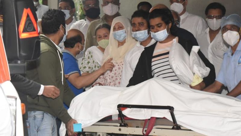 সেখানেই ভিড় জমে যায় শেষ যাত্রায় সঙ্গ দেওয়ার জন্য। 