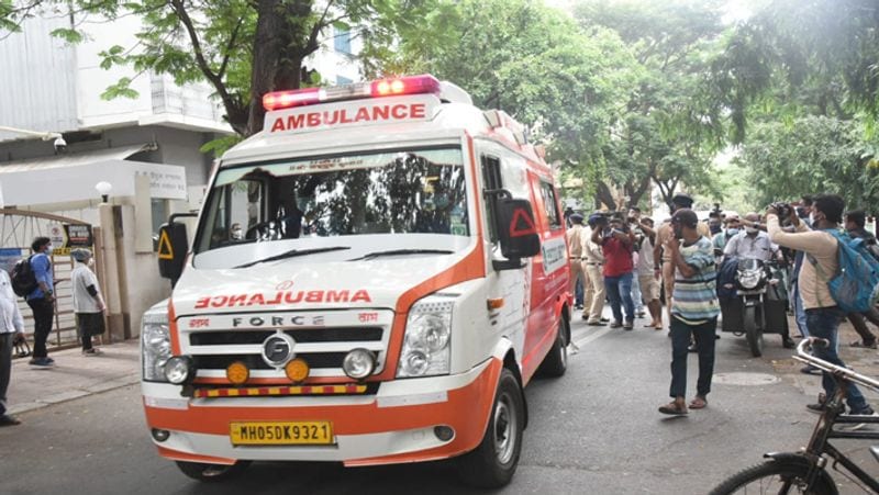 বেলা সাড়ে এগারোটা নাগাদ হাসপাতাল থেকে মরদেহ পরিবারের হাতে তুলে দেওয়া হয়। 