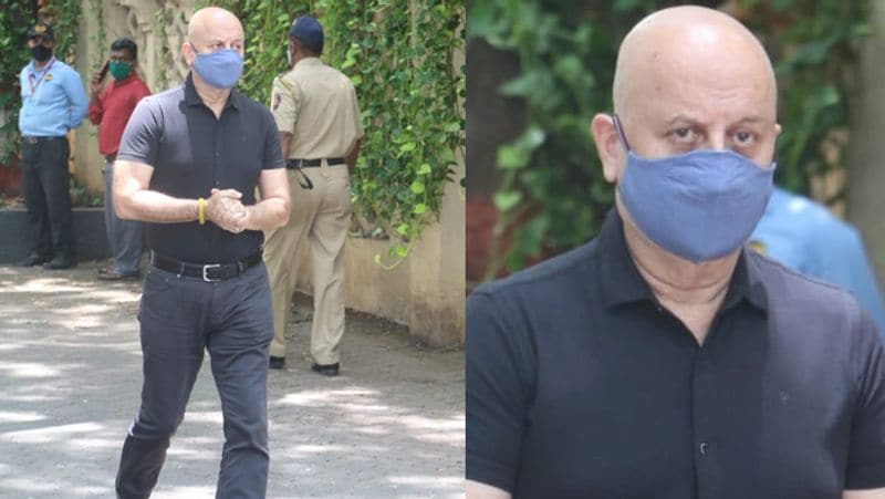 এদিন সকালে অনুপম খেরকে দেখা যায় দিলীপ কুমারের বাড়ির সামনে। পরিবারের সঙ্গে দেখা করতে উপস্থিত হন তিনি। 