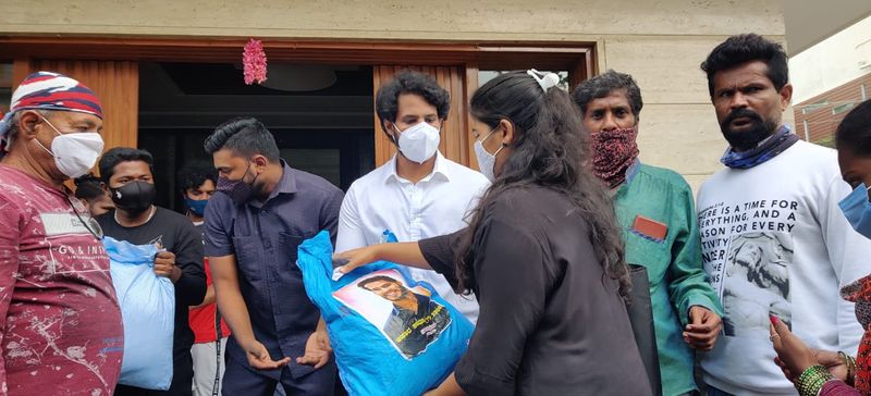ಬೆಂಗಳೂರಿನಲ್ಲಿ ಡಾನ್ಸರ್ಸ್ ಅಸೋಸಿಯೇಷನ್ ಸದಸ್ಯರಿಗೆ ಆಹಾರ ಕಿಟ್ ವಿತರಿಸಿದ ನಿಖಿಲ್ ಕುಮಾರಸ್ವಾಮಿ, ಭೂಷಣ್...