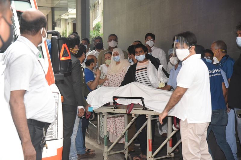 পরিবার সূত্রে আরও জানানো হয়েছে, আজ বেলা ১১টা নাগাদ মরদেহ আনা হবে দিলীপ কুমারের বাড়িতে। এবং বিকেল বেলাতেই মুম্বইয়ের জুহু কবরস্থানে সমাধিস্থ করা হবে অভিনেতাকে।