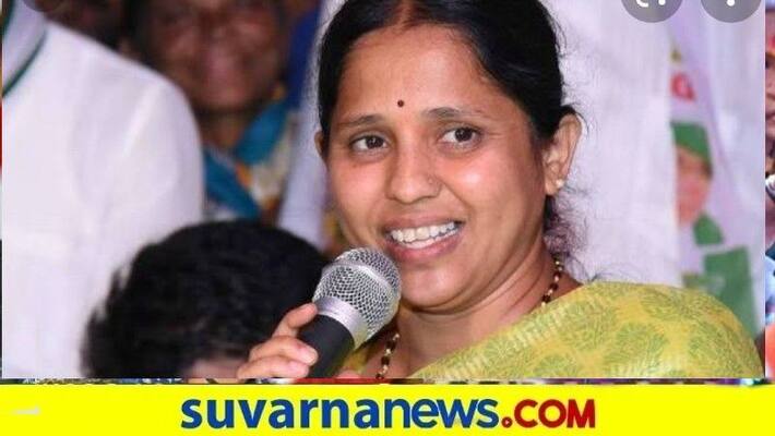 Ex MLA Sharada purya Naik injured in Road Accident snr Ex MLA Sharada purya Naik injured in Road Accident snr