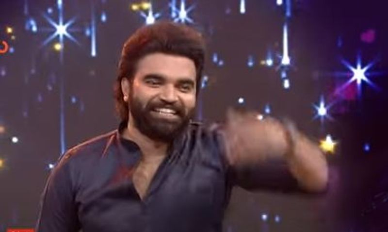 దీనికి సునీత, ఎస్వీకృష్ణారెడ్డిలు ఆశ్చర్యం వ్యక్తం చేయగా, ప్రదీప్ ముసి ముసి నవ్వులతో సిగ్గులు పోయాడు.