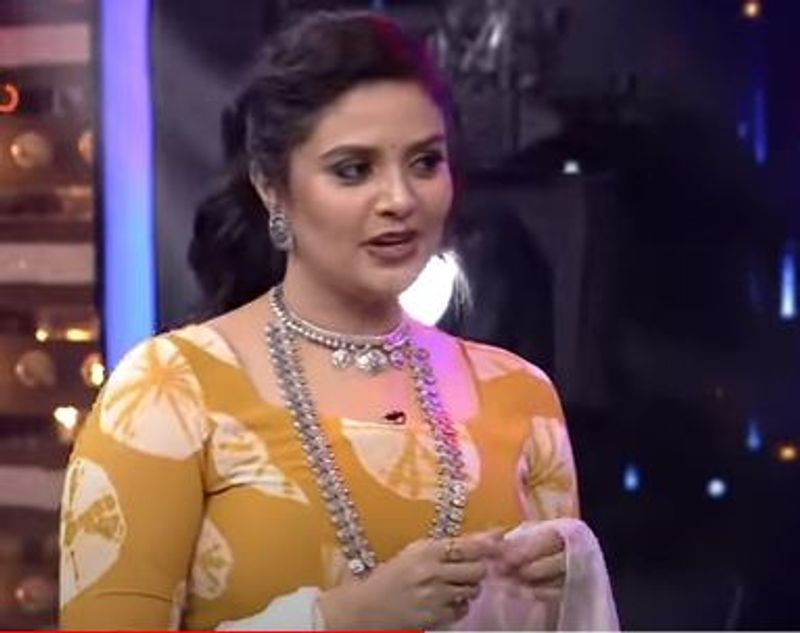 `అందాలలో అహో మహోదయం` అనే పాటతో ఎంట్రీ ఇచ్చిన శ్రీముఖి సిగ్గుపడుతూ వచ్చి తన మనసులో మాటను బయటపెట్టింది. `నీకు ఓ మాట చెప్పాలి` అంటూ సిగ్గులు పోతూ `ఐ లవ్యూ` చెప్పింది.