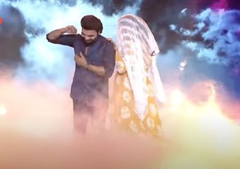 తాజాగా మరోసారి వీరిద్దరు కలిసి `డ్రామాజూనియర్స్ `లో మెరిశారు. ప్రదీప్ హోస్ట్ గా రన్ అవుతున్న ఈ షోలో సునీత, ఎస్వీ కృష్ణారెడ్డి జడ్జ్ లుగా ఉన్నారు. లేటెస్ట్ ఎపిసోడ్లో శ్రీముఖి గెస్ట్ గా పాల్గొన్నారు. షోలో సందడి చేశారు.