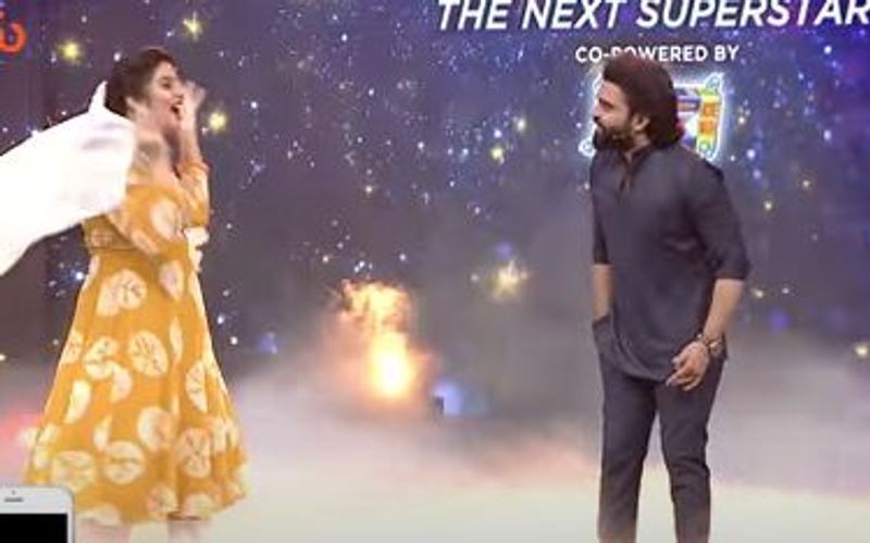 యాంకర్లు శ్రీముఖి, ప్రదీప్ ఒకేసారి తమ కెరీర్ని ప్రారంభించారు. ఇద్దరూ యాంకరింగ్లో పీక్లోకి వెళ్లారు. ఆ టైమ్లోనే వీరిద్దరు ప్రేమలో పడ్డారంటూ పుకార్లు షికారు చేశాయి. సోషల్ మీడియాలో హాట్ టాపిక్గా మారాయి.
