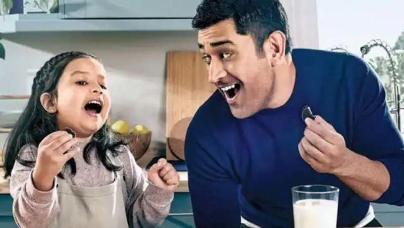 టాప్ 2 ఎమ్మెస్ ధోనీ: టీమిండియా మాజీ సారథి మహేంద్ర సింగ్ ధోనీ, క్రికెట్ నుంచి రిటైర్మెంట్ ప్రకటించినా అతని క్రేజ్ మాత్రం అస్సలు తగ్గలేదు.. బ్రాండ్ ప్రమోషన్లో కోహ్లీ తర్వాతి స్థానంలో ఉన్న ధోనీ, ఈ ఏడాది రూ.108.28 కోట్లు ఆర్జించాడు..