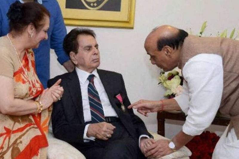 इस तस्वीर में देखिए रक्षा मंत्री राजनाथ सिंह दिलीप कुमार के घर उनका हालचाल जानने के लिए पहुंचे हुए थे।