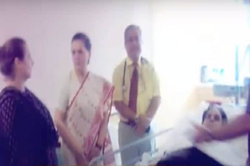 यह तस्वीर साल 2009 की है जब दिलीप कुमार को बीमारी के चलते अस्पताल में भर्ती कराया गया था। तो उस दौरान सोनिया गांधी ने उनसे मिलने के लिए अस्पताल पहुंची थीं।
