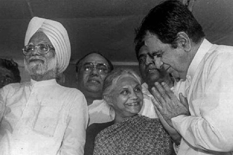 तस्वीर में देखिए पूर्व प्रधानमंत्री मनमोहन सिंह और दिल्ली की पूर्व सीएम रहीं शीला दीक्षित के साथ बॉलीवुड सुपरस्टार दिलीप कुमार
