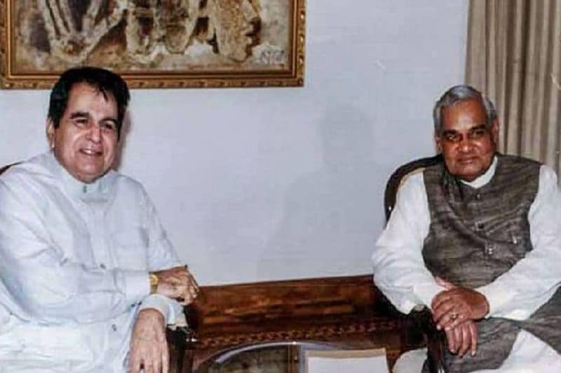 भारत के पूर्व प्रधानमंत्री अटल बिहारी वाजपेयी के साथ दिलीप कुमार। बताया जाता है कि दिलीप कुमार वैसे तो कांग्रेसी विचारधारा को पसंद करते थे। लेकिन बीजेपी में वह अटल बिहारी वाजपेयी के बेहद करीबी माने जाते थे। 