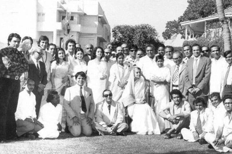 एक समारोह के दौरान दिलीप कुमार पूर्व प्रधानमंत्री इंदिरा गांधी के साथ नजर आ रहे हैं। उनके साथ में बॉलीवुड के अन्य एक्टर भी दिखाई दे रहे हैं।