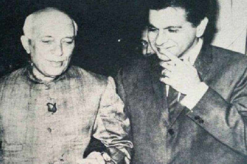 इस तस्वीर में देख सकते हैं दिलीप कुमार भारत के पहले प्रधानमंत्री जवाहर लाल नेहरू साथ नजर आ रहे हैं। वह दोस्तों की तरह एक दूसरे के हाथों में हाथ डाले हुए दिखाई दे रहे हैं।